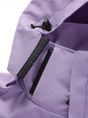 Giacca impermeabile viola con cappuccio regolabile, chiusura a strappo e dettagli in tessuto tecnico. Ideale per attività outdoor e sport.