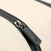 Chiusura lampo nera su borsa in pelle beige, dettaglio di alta qualità. Accessorio moda elegante, design moderno e resistente.