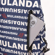 Zaino blu con scritta "MULANDAISHU", tasca laterale con smartphone visibile. Design moderno, ideale per scuola o viaggio.
