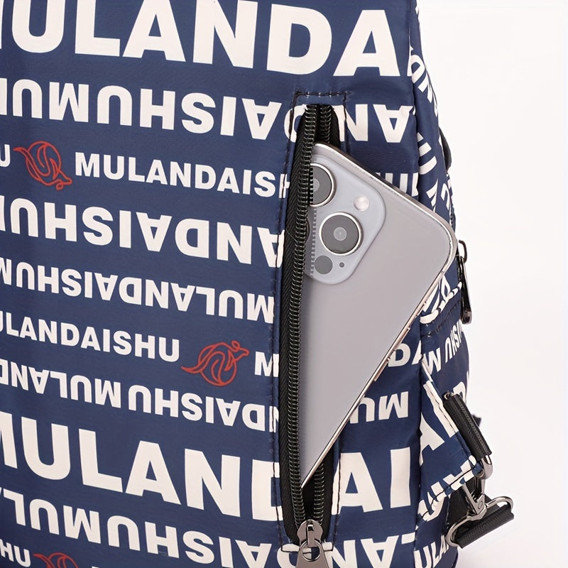Zaino blu con scritta "MULANDAISHU", tasca laterale con smartphone visibile. Design moderno, ideale per scuola o viaggio.
