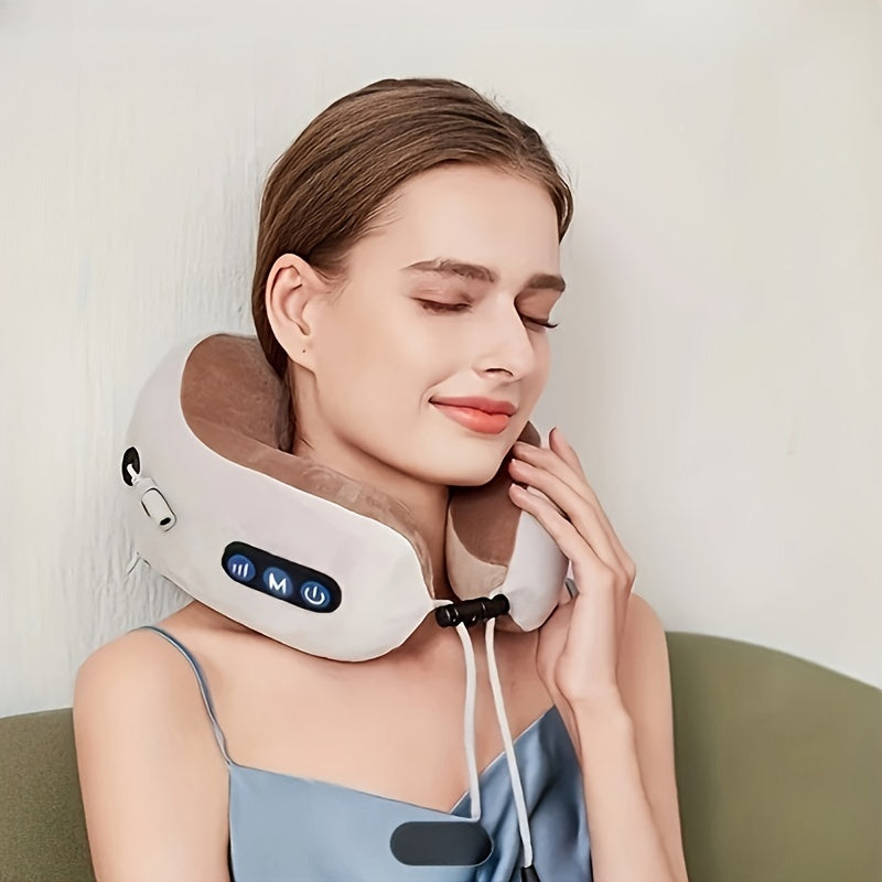 Donna che utilizza un cuscino massaggiante per collo, ergonomico e portatile, con comandi integrati. Ideale per relax e sollievo dallo stress.
