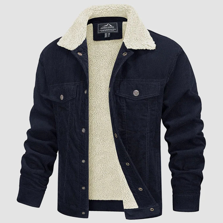 Giacca di velluto a coste nera con fodera in pelliccia sintetica bianca, colletto ampio, bottoni metallici, ideale per l'inverno. Moda uomo casual.
