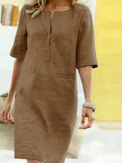 Abito marrone in lino, maniche corte, scollo a V, stile casual elegante, perfetto per l'estate. Moda donna, abbigliamento leggero e traspirante.