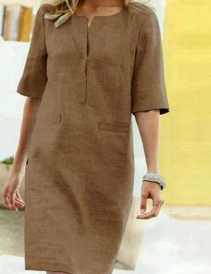 Abito marrone in lino, maniche corte, scollo a V, stile casual elegante, perfetto per l'estate. Moda donna, abbigliamento leggero e traspirante.