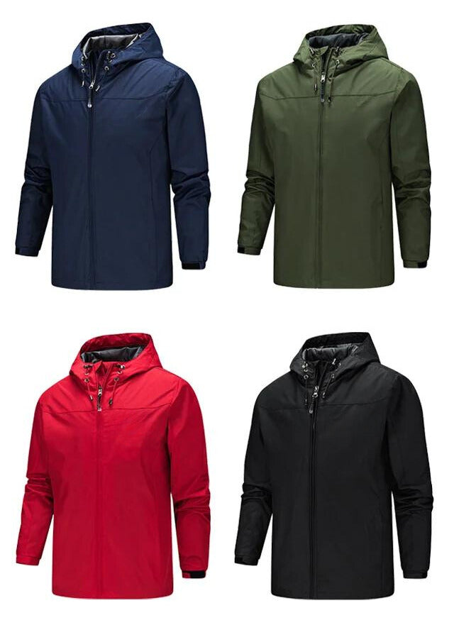 Quattro giacche impermeabili con cappuccio in blu, verde, rosso e nero. Abbigliamento outdoor, antivento, ideale per escursioni e attività all'aperto.
