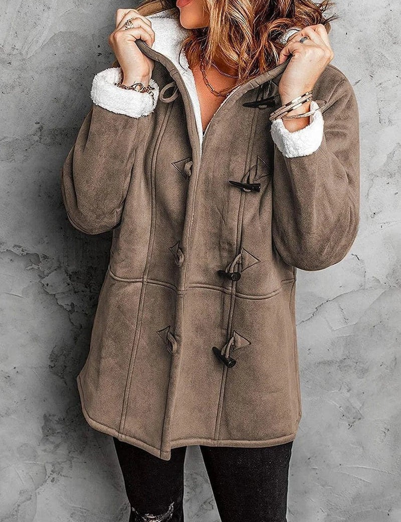 Cappotto donna invernale marrone con cappuccio, chiusura a alamari, fodera in pelliccia sintetica bianca. Elegante e caldo, ideale per l'inverno.