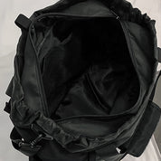 Zaino nero aperto, spazioso e resistente, ideale per viaggi e attività outdoor. Design moderno con tasche multiple e chiusura a zip.