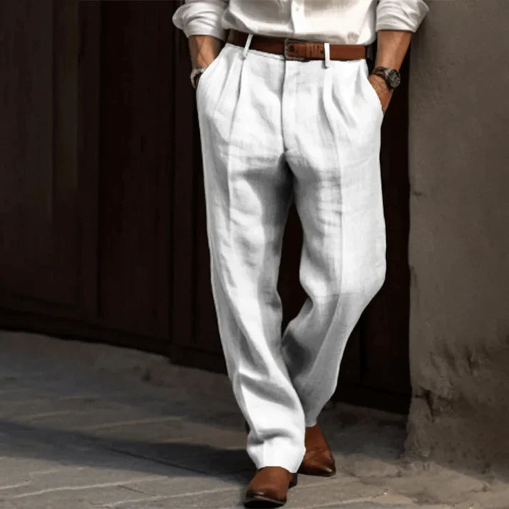 Pantaloni uomo lino bianco eleganti, vestibilità comoda, abbinati a cintura marrone e scarpe in pelle. Ideali per look estivo raffinato.