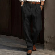 Pantaloni eleganti uomo in lana nera, abbinati a camicia bianca e scarpe marroni. Stile classico, moda maschile, abbigliamento formale.