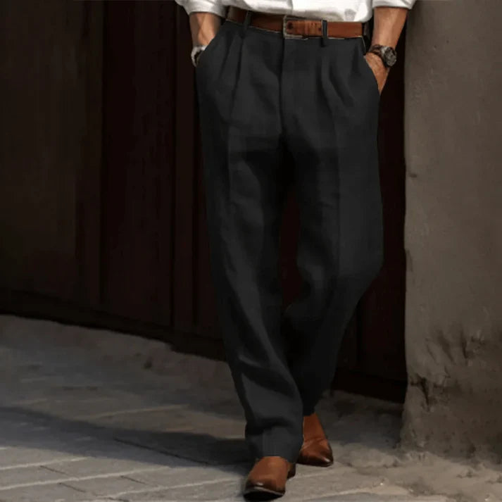 Pantaloni eleganti uomo in lana nera, abbinati a camicia bianca e scarpe marroni. Stile classico, moda maschile, abbigliamento formale.