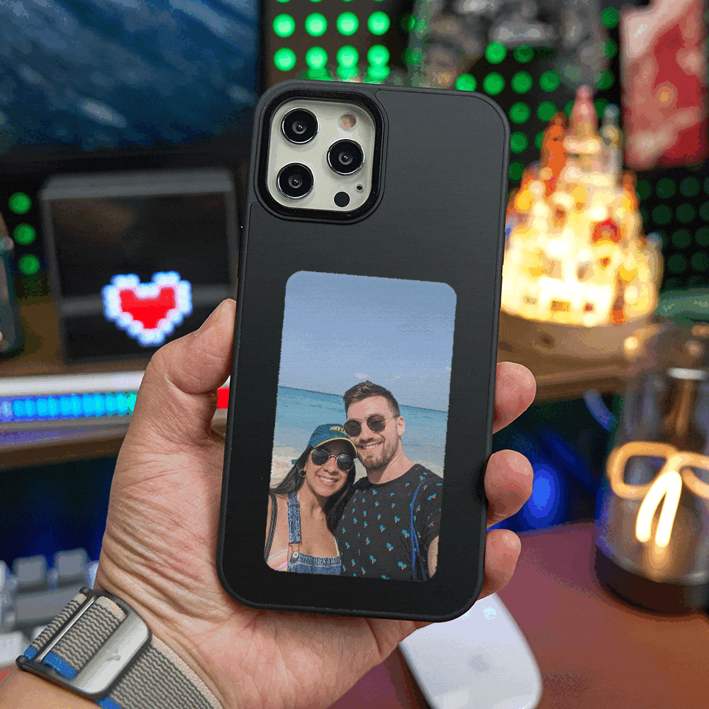 Custodia per iPhone con foto personalizzata di una coppia sorridente in spiaggia, sfondo colorato, accessori tecnologici, idea regalo originale.