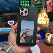 Custodia per iPhone con foto personalizzata di una coppia sorridente in spiaggia, sfondo colorato, accessori tecnologici, idea regalo originale.