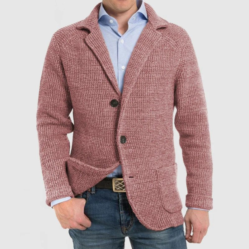 Giacca uomo in maglia rosa, stile casual, con bottoni e tasche frontali, indossata su camicia azzurra e jeans. Elegante e versatile per ogni occasione.