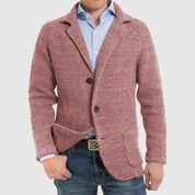 Giacca uomo in maglia rosa, stile casual, con bottoni e tasche frontali, indossata su camicia azzurra e jeans. Elegante e versatile per ogni occasione.