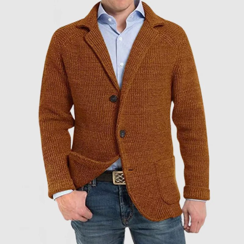 Giacca uomo marrone in maglia, stile casual elegante, con bottoni e tasche, indossata su camicia azzurra e jeans. Moda autunnale maschile.