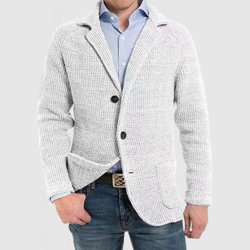 Giacca cardigan uomo grigia, tessuto a maglia, abbinata a camicia azzurra e jeans. Moda casual elegante, abbigliamento maschile autunnale.