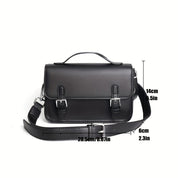 Borsa a tracolla in pelle nera con fibbie argentate, manico superiore e tracolla regolabile. Dimensioni: 20,5x14x6 cm. Elegante e versatile.