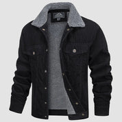 Giacca invernale uomo nera con fodera in pile, colletto in sherpa, bottoni metallici, tasche frontali. Elegante e calda, ideale per l'inverno.