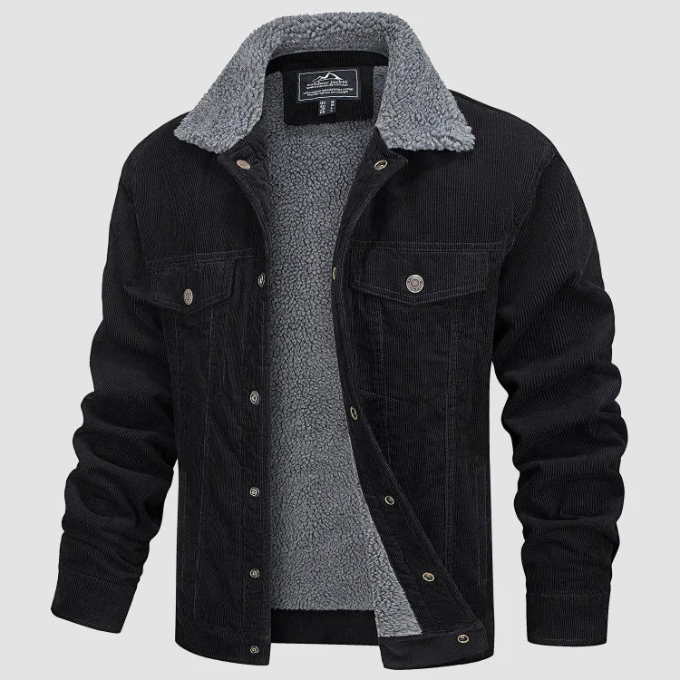 Giacca invernale uomo nera con fodera in pile, colletto in sherpa, bottoni metallici, tasche frontali. Elegante e calda, ideale per l'inverno.