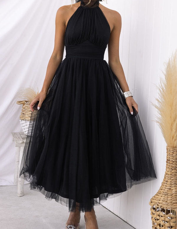Abito nero elegante da donna, lungo e senza maniche, con scollo all'americana. Perfetto per eventi formali e serate speciali.