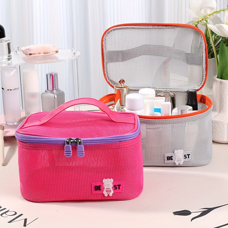 Due beauty case in rete, uno rosa e uno grigio, con cerniera e manico, contenenti cosmetici. Ideali per organizzare trucchi e accessori da viaggio.