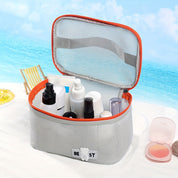 Borsa da viaggio trasparente con cerniera arancione, contenente flaconi di cosmetici. Ideale per organizzare prodotti di bellezza in vacanza.