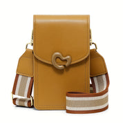 Borsa a tracolla in pelle marrone chiaro con chiusura a forma di C, cinturino regolabile a righe marroni e bianche. Accessorio moda elegante e pratico.