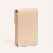 Custodia per smartphone in pelle beige, design elegante e minimalista, ideale per protezione e stile. Accessorio moda essenziale per dispositivi mobili.