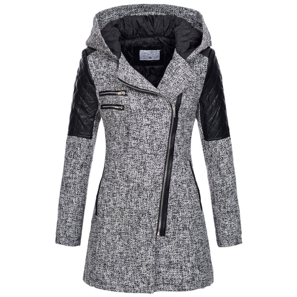 Cappotto donna invernale grigio con cappuccio, chiusura zip asimmetrica, dettagli in pelle nera su spalle e maniche, elegante e moderno.