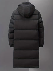 Giacca lunga invernale nera con cappuccio, imbottita, design trapuntato, ideale per climi freddi. Moda uomo, abbigliamento outdoor.