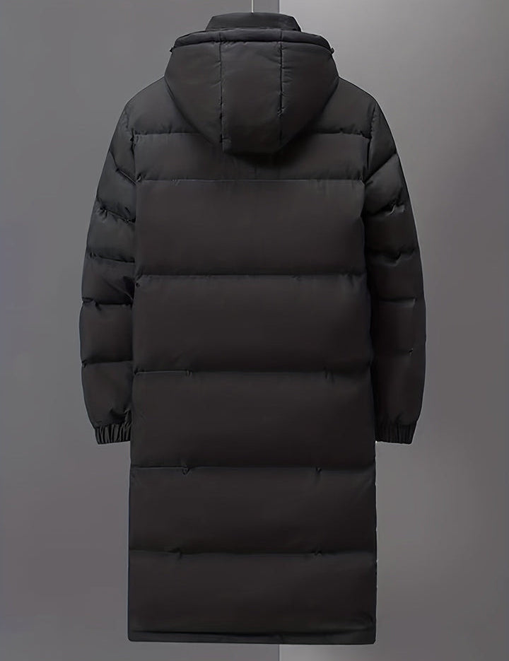 Giacca lunga invernale nera con cappuccio, imbottita, design trapuntato, ideale per climi freddi. Moda uomo, abbigliamento outdoor.