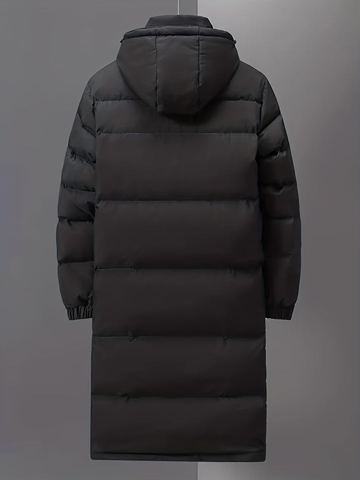 Giacca lunga invernale nera con cappuccio, imbottita, design trapuntato, ideale per climi freddi. Moda uomo, abbigliamento outdoor.