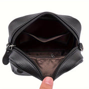 Borsello da uomo in pelle nera aperto, con scomparti interni visibili. Elegante e pratico, ideale per viaggi e uso quotidiano.