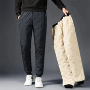 Pantaloni invernali imbottiti da uomo, colore nero, con interno in pile beige, ideali per il freddo. Design casual, perfetti per attività all'aperto.