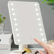 Specchio cosmetico LED rettangolare con cornice bianca, luci regolabili, interruttore touch, ideale per trucco e toeletta.