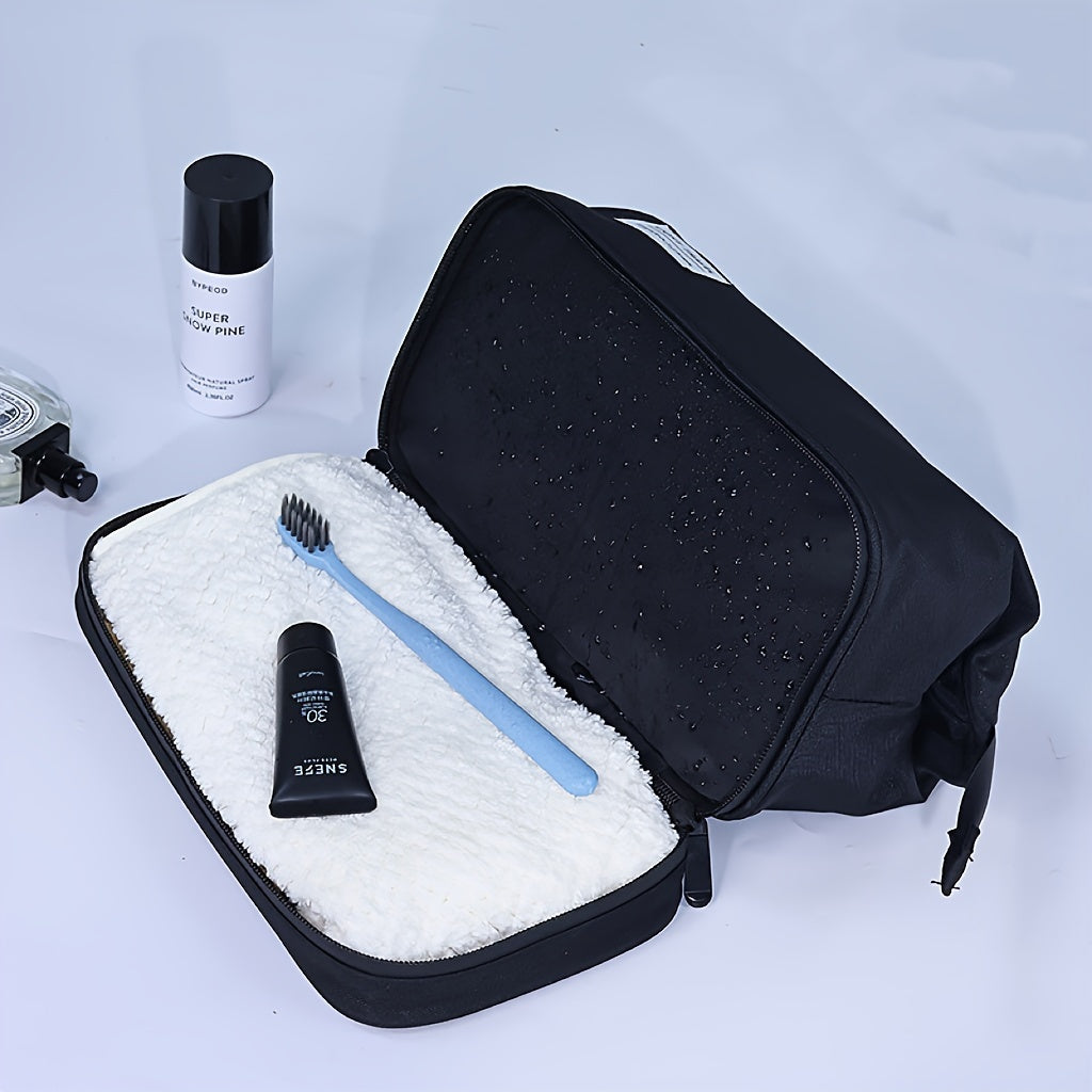 Astuccio da viaggio nero aperto con interno in pelliccia sintetica bianca, spazzolino blu, dentifricio nero e flacone di primer. Accessori da bagno eleganti.
