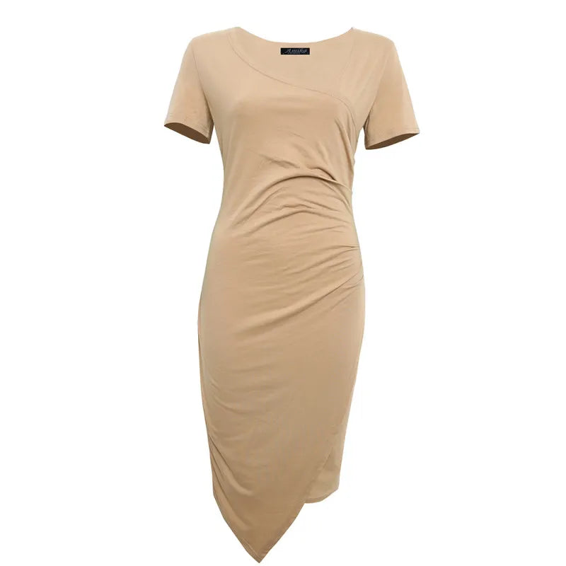 Abito beige aderente da donna, maniche corte, design asimmetrico, ideale per moda estiva e occasioni casual. Tessuto morbido ed elegante.