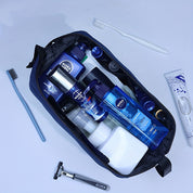 Beauty case aperto con prodotti Nivea per la cura personale, spazzolini, rasoio e dentifricio su sfondo bianco. Articoli per igiene quotidiana.
