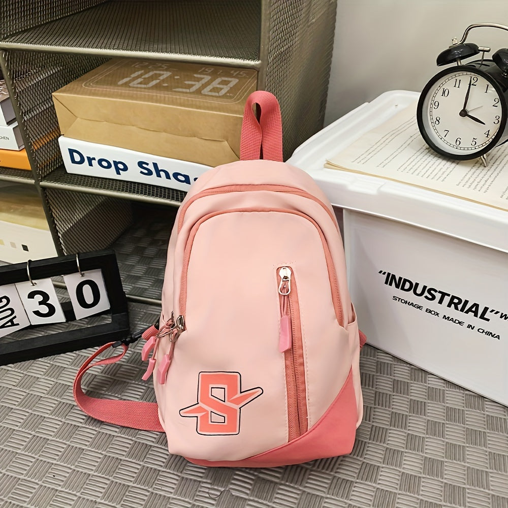 Zaino rosa con logo, posizionato su pavimento grigio, accanto a scatola bianca e orologio nero. Perfetto per scuola o viaggio.