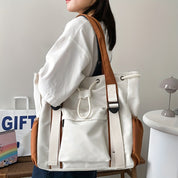 Borsa a tracolla grande bianca e marrone, design moderno, tasche multiple, ideale per shopping e viaggi. Accessorio moda donna versatile e capiente.