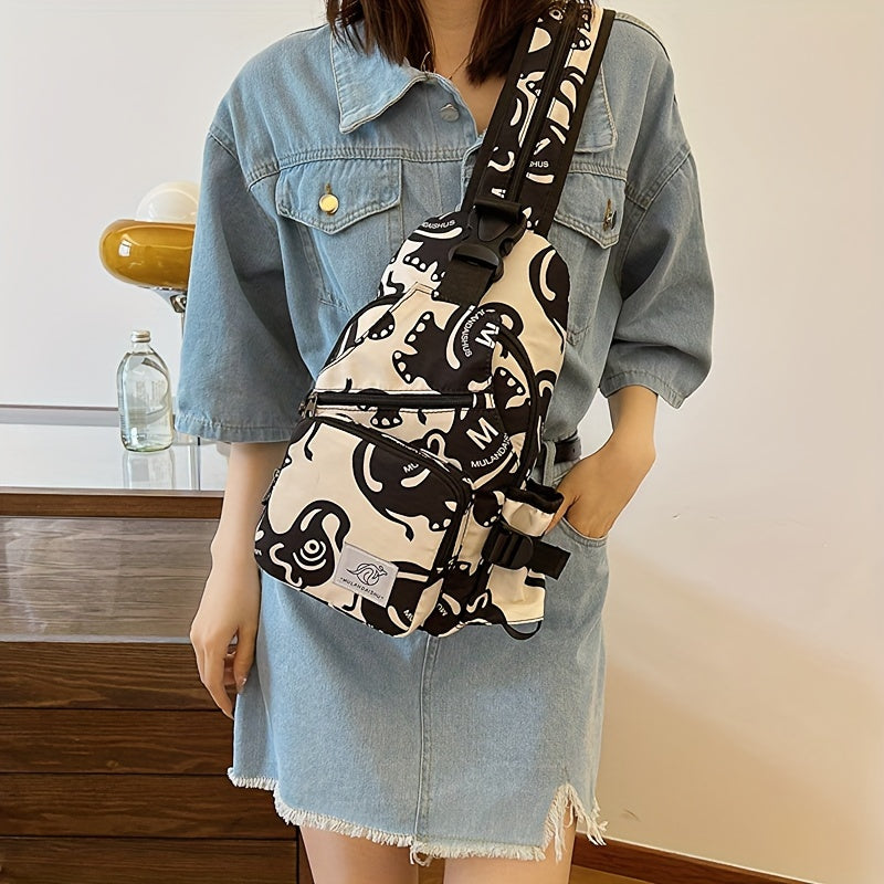 Donna con zaino a tracolla bianco e nero con stampa grafica, indossa giacca di jeans. Design moderno, moda casual, accessorio trendy.
