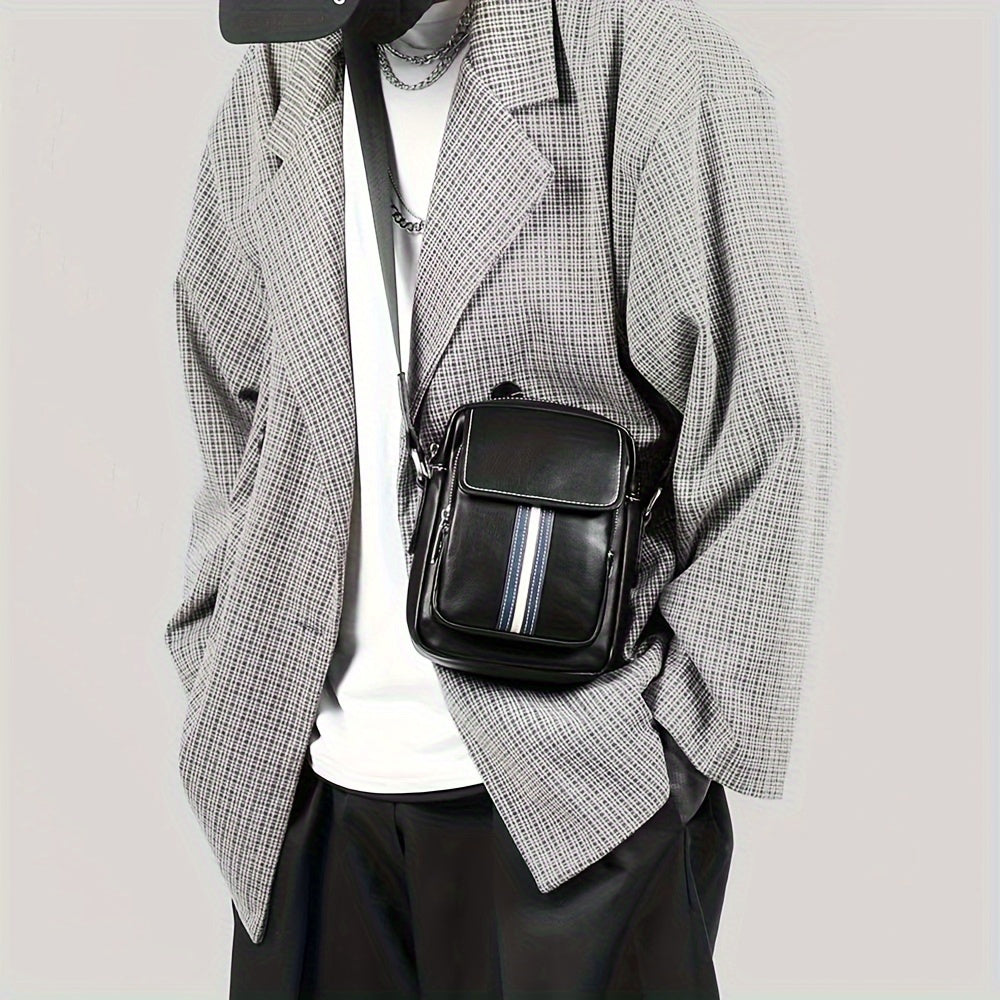 Giacca a quadri grigia da uomo con borsa a tracolla nera in pelle, dettagli a righe, abbinata a t-shirt bianca e pantaloni neri. Moda casual elegante.