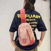 Zaino a tracolla rosa su donna con maglietta nera, design moderno, tasche multiple, ideale per scuola e tempo libero. Accessorio moda casual.