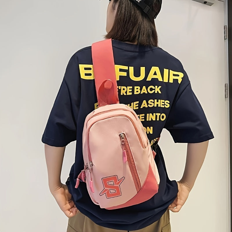 Zaino a tracolla rosa su donna con maglietta nera, design moderno, tasche multiple, ideale per scuola e tempo libero. Accessorio moda casual.