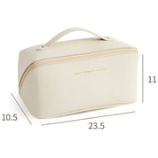 Borsa cosmetica beige con manico, chiusura a zip, dimensioni 23.5x11x10.5 cm. Elegante e pratica per viaggi, organizzazione trucco e accessori.