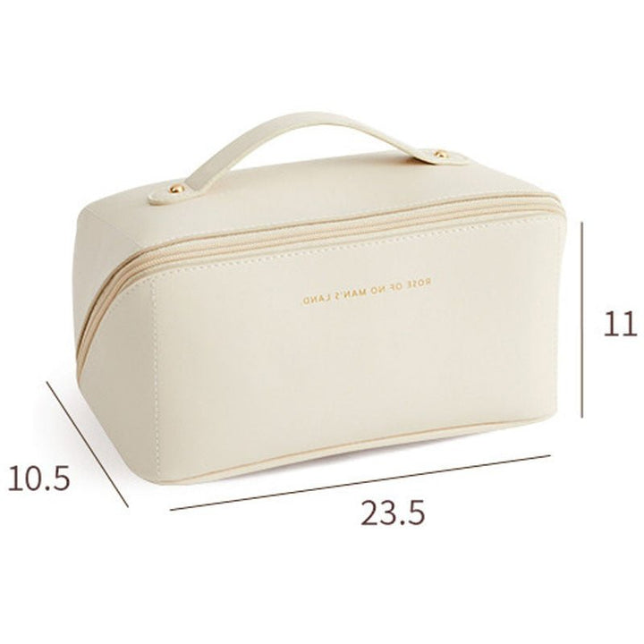 Borsa cosmetica beige con manico, chiusura a zip, dimensioni 23.5x11x10.5 cm. Elegante e pratica per viaggi, organizzazione trucco e accessori.