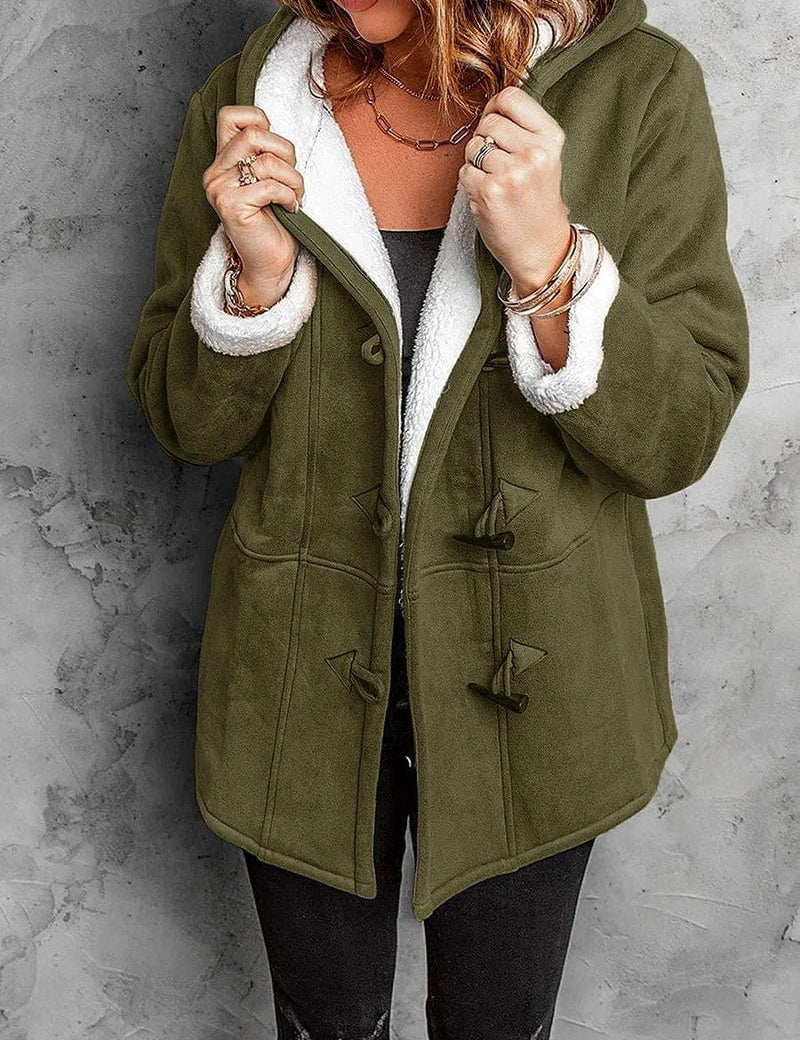 Giacca invernale donna verde oliva con cappuccio, interno in pelliccia sintetica bianca, chiusura a bottoni, stile casual, moda autunno inverno.