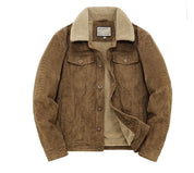 Giacca invernale uomo in velluto a coste marrone con fodera in pelliccia sintetica, colletto ampio, tasche frontali, stile casual e caldo.