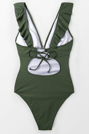 Costume intero verde con volant, scollo profondo e dettaglio intrecciato sul davanti. Design elegante e moderno per moda mare donna.