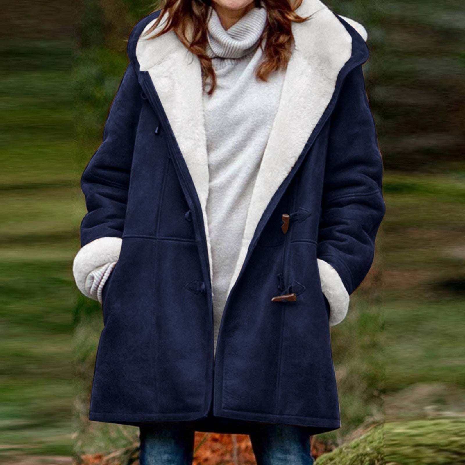 Cappotto invernale donna blu scuro con fodera in pelliccia bianca, chiusura a bottoni, stile casual, ideale per moda autunno-inverno.
